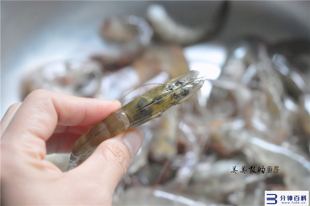 基围虾做法,基围虾做法大全家常插图4 基围虾别总清蒸啦!我家儿子最爱的做法,细嫩入味,比炸的香